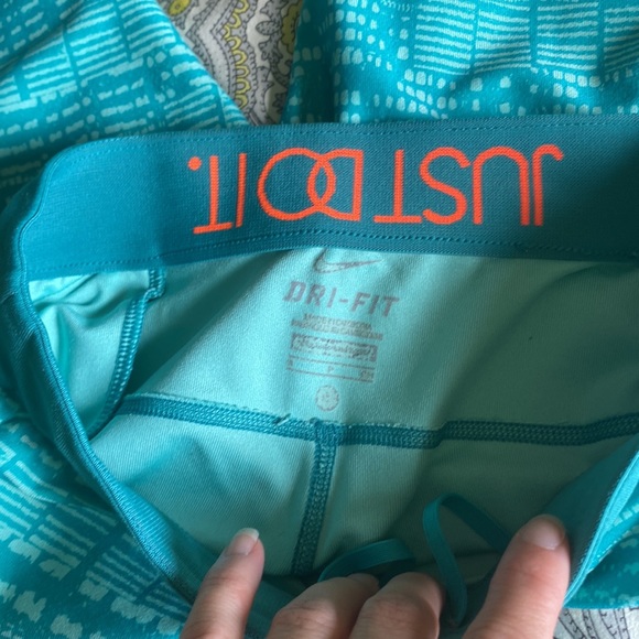 Like new teal Nike dri fit capris - Picture 4 of 4